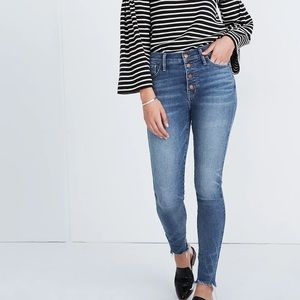 Madewell 10” skinny jeans with front buttons and raw/chewed hem. Size 27